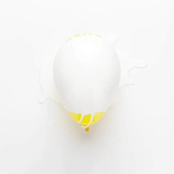 Balão amarelo pintado de branco — Fotografia de Stock