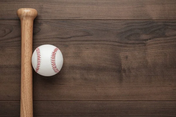 Бейсбольна бита і м'яч — стокове фото