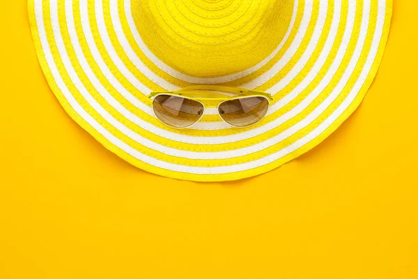 Сонцезахисні окуляри і смугастий ретро капелюх — стокове фото
