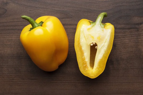 Pimientos dulces en la mesa —  Fotos de Stock