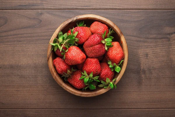 Aardbeien op de houten tafel — Stockfoto