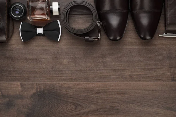 Accesorios de los hombres en orden sobre la mesa — Foto de Stock