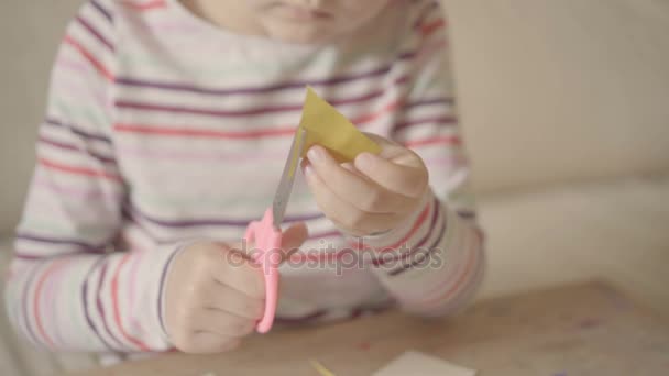 Chica cortar diferentes formas de papel — Vídeo de stock