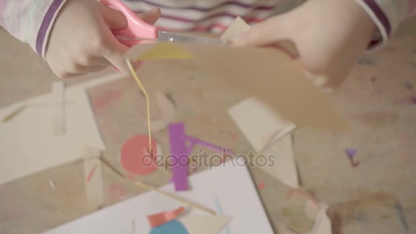 Menina cortando formas de papel vista superior — Vídeo de Stock