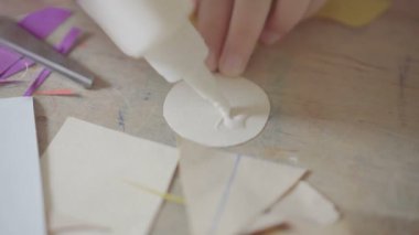 renkli kağıt yapıştırma kız