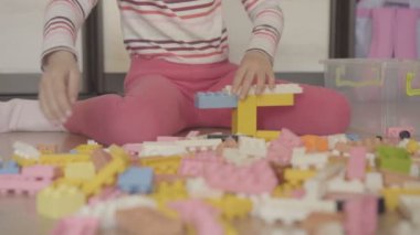 yapı taşları ile oynayan kız