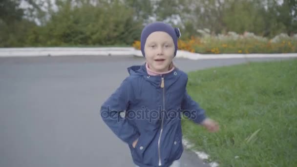 Девочка бегает и смеется — стоковое видео