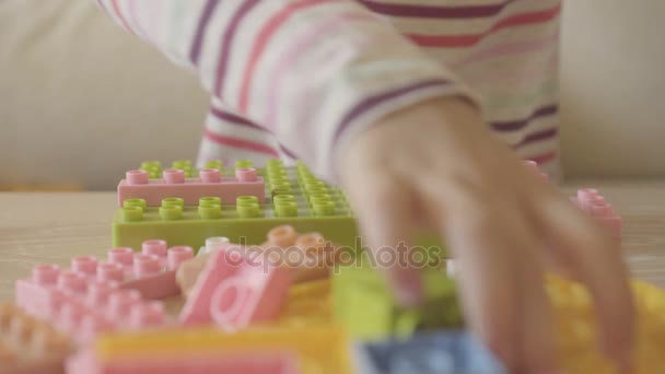 Chica jugando con bloques de construcción — Vídeos de Stock