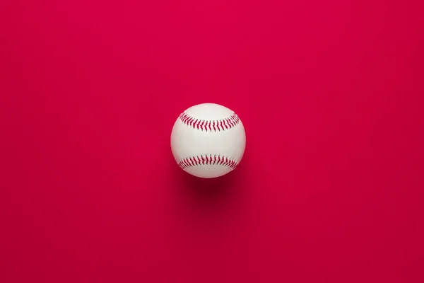 Бейсбольний м'яч на червоному — стокове фото