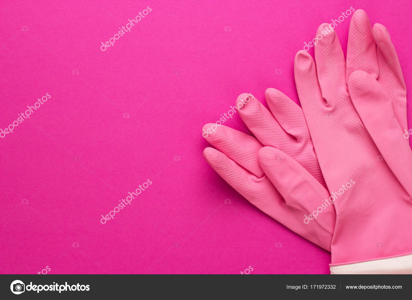 Pink rubber cleaning gloves Stock Photo by ©garloon 171972332