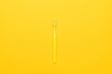 Sarı zemin üzerine plastik diş fırçası