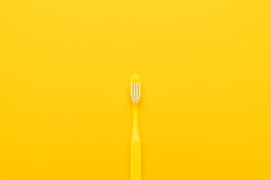 Sarı zemin üzerine plastik diş fırçası