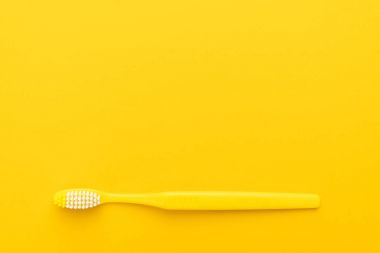 Sarı zemin üzerine plastik diş fırçası