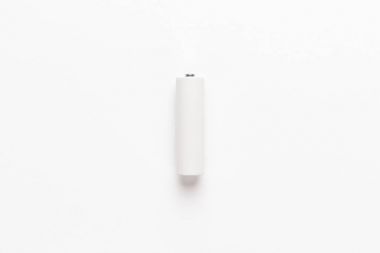 AA pil üzerinde beyaz