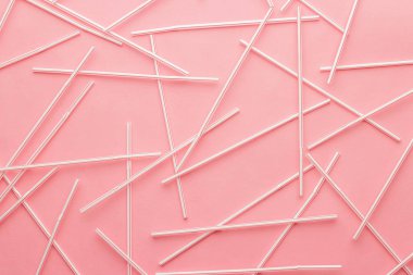 Kırmızı şeritli bendy kokteyl kamış