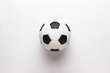 beyaz üzerine futbol topu
