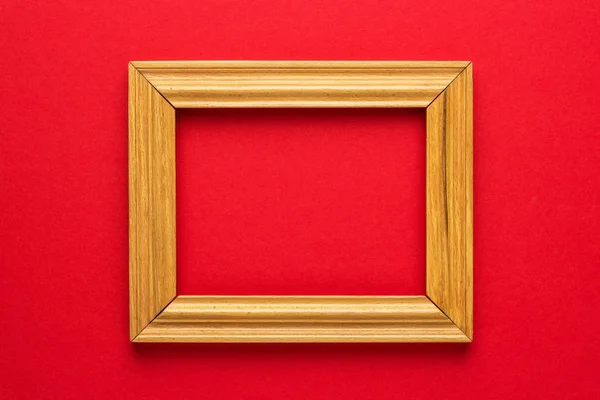 Dřevěný rám na červené — Stock fotografie