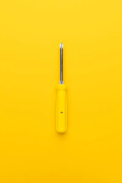 Destornillador sobre fondo amarillo — Foto de Stock