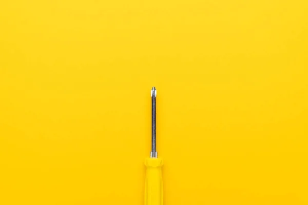 Close-up da chave de fenda no fundo amarelo — Fotografia de Stock