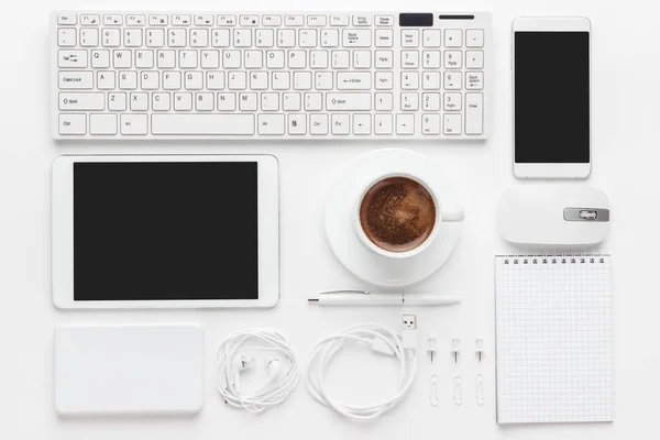 Overhead of essential office objects — Stock Photo, Image