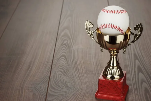 Золотий бейсбольний трофей — стокове фото