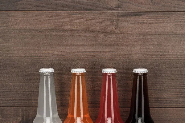 Bouteilles en verre de différentes boissons sucrées — Photo