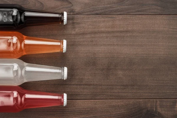 Glazen flessen van verschillende zoete dranken — Stockfoto