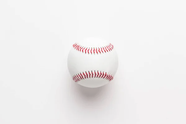 Бейсбольний м'яч на білому — стокове фото
