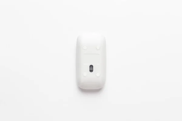 Mouse computador de cabeça para baixo no branco — Fotografia de Stock