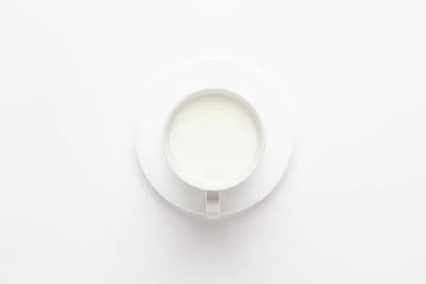 Taza de leche en blanco — Foto de Stock