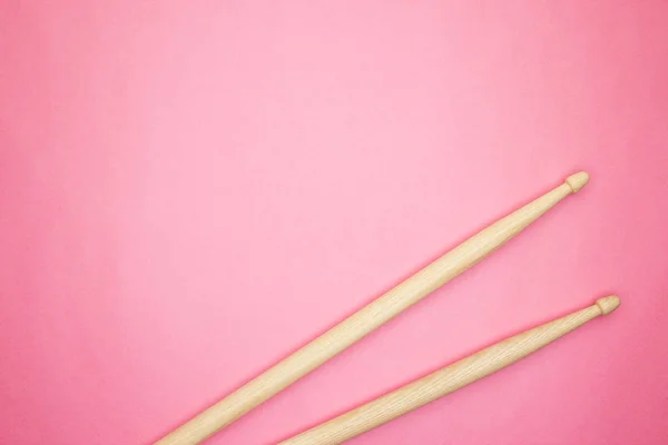 Wooden drumsticks on pink back — Stock Photo, Image