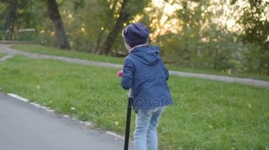Kız sürme scooter ağır çekim