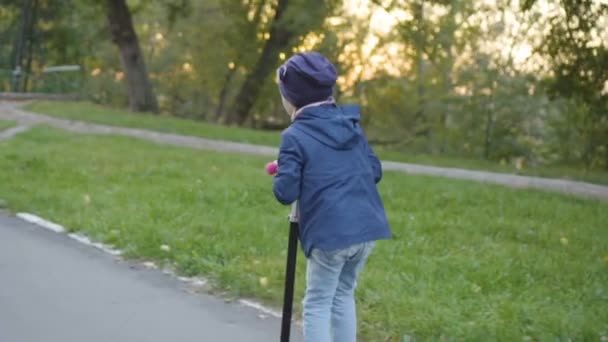 Дівчина їде на скутері повільний рух — стокове відео