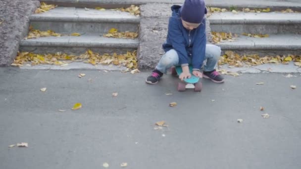 Дівчина їде на скейтборді повільний рух — стокове відео