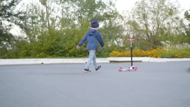 Meisje dat neemt scooter Slowmotion — Stockvideo