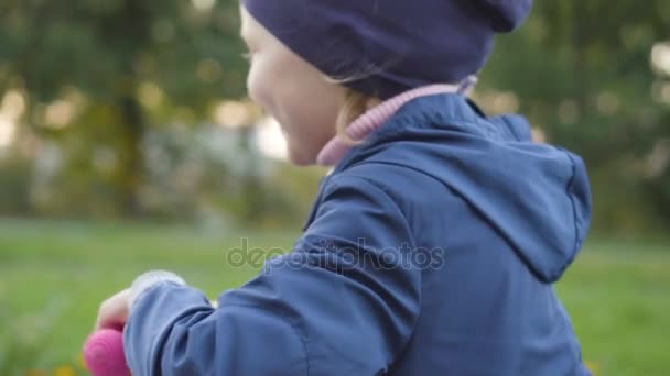 Девушка на скутере замедленная съемка — стоковое видео