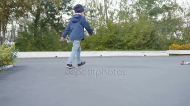 Menina tomando e montando scooter — Vídeo de Stock