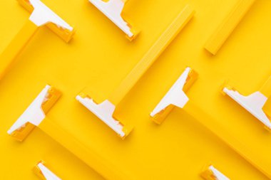 jilet Sarı zemin üzerine