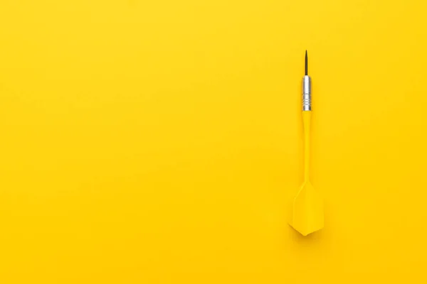 Nieuwe gele dart — Stockfoto