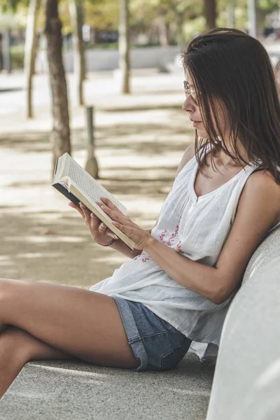 Mujer joven leyendo — Foto de Stock