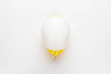 Sarı balon beyaz boyalı
