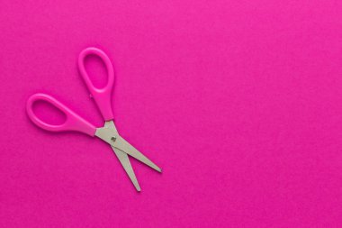 makas üstünde kırmızı sırt