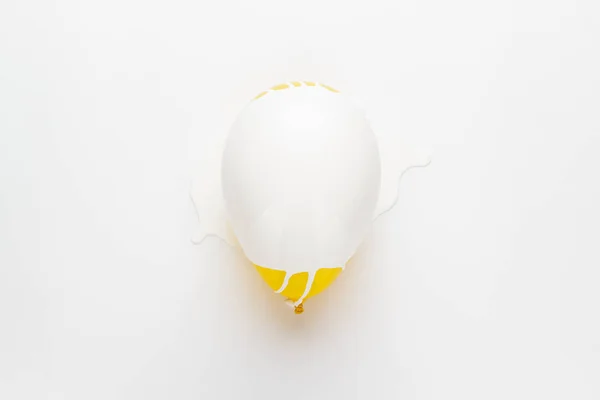 Fehérre festett sárga léggömb — Stock Fotó