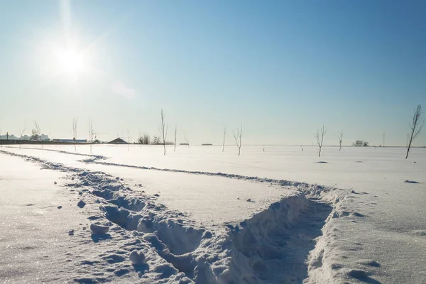 Śnieżny krajobraz z footpathes — Zdjęcie stockowe