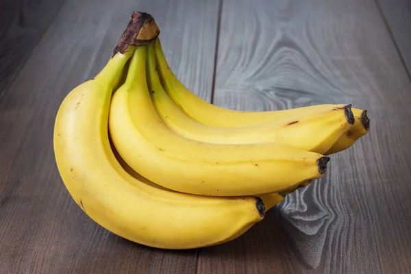 Banane fresche sul tavolo marrone — Foto Stock