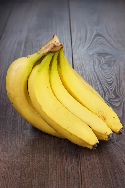 Banane fresche sul tavolo marrone — Foto Stock