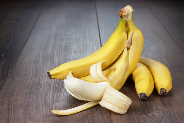 Φρέσκο ξεφλουδισμένη μπανάνα — Φωτογραφία Αρχείου