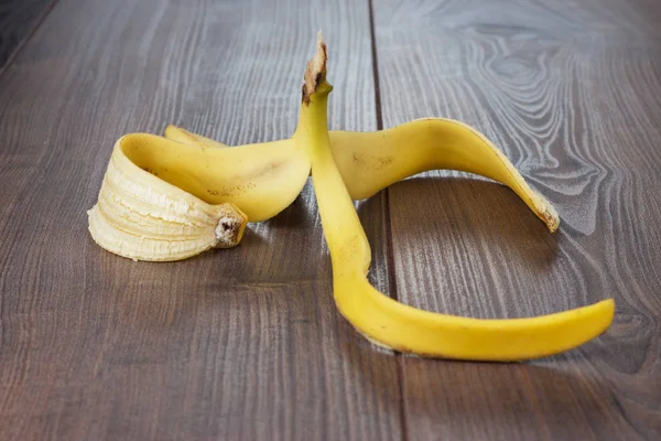 Банановая кожура на столе — стоковое фото
