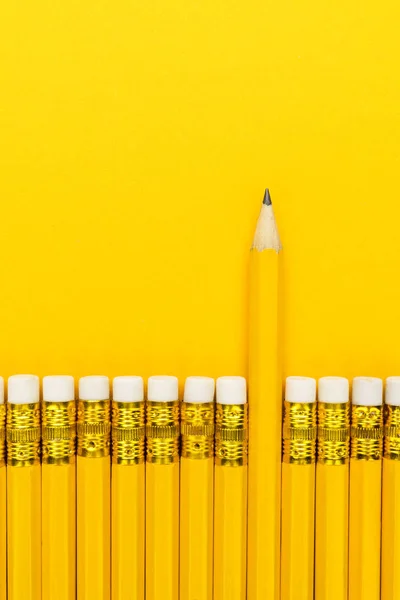 黄色铅笔领导理念 — 图库照片