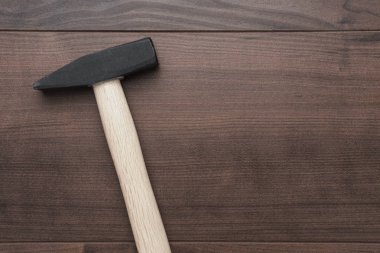 Masanın üzerinde çekiç